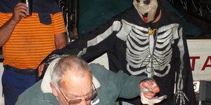 Die groot skrik vir Manie Groenewald toe die “spook” van Sopieshoogte hom op die skouer tik tydens Uilkraalrivier se Brugpartytjie